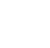 Texto alternativo: Flecha blanca curva apuntando hacia la izquierda sobre un fondo oscuro, utilizada para guiar la atención del espectador. Ideal para ilustrar instrucciones o destacar información importante en un diseño gráfico.