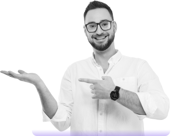 Hombre sonriente con gafas y camisa blanca, señalando con una mano hacia la izquierda. Su expresión amigable transmite confianza y cercanía. Ideal para representar temas de atención al cliente, asesoría o presentaciones. La imagen es adecuada para contenido relacionado con servicios profesionales, marketing o comunicación empresarial.