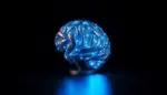 Escultura metálica en forma de cerebro con circuitos iluminados en azul y blanco, simbolizando tecnología e inteligencia.